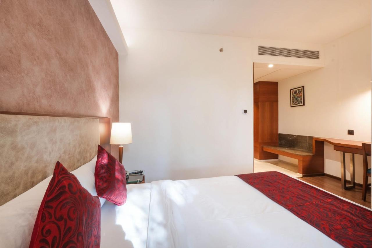 7 Apple Hotel - Viman Nagar Pune Bagian luar foto
