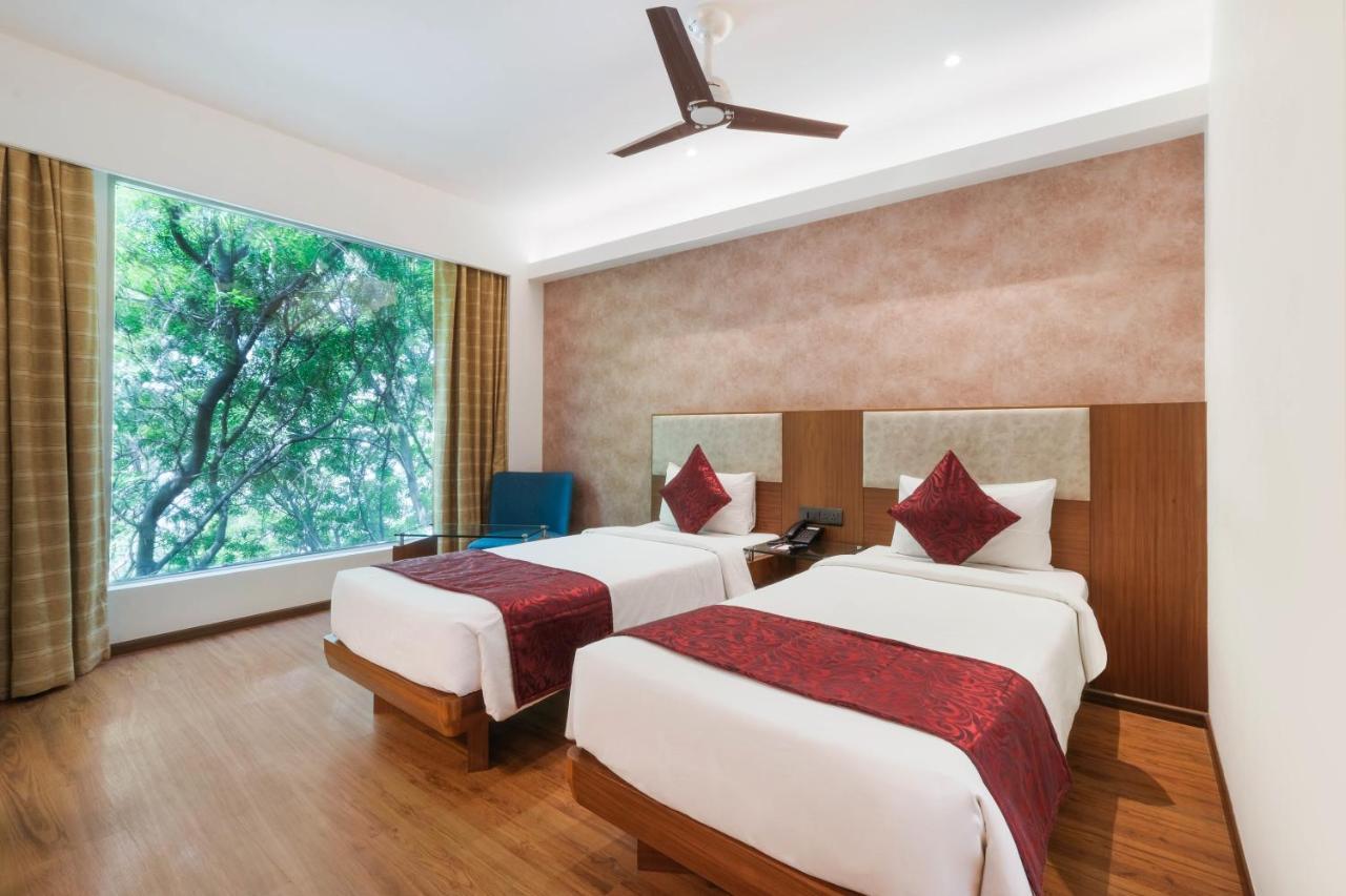 7 Apple Hotel - Viman Nagar Pune Bagian luar foto