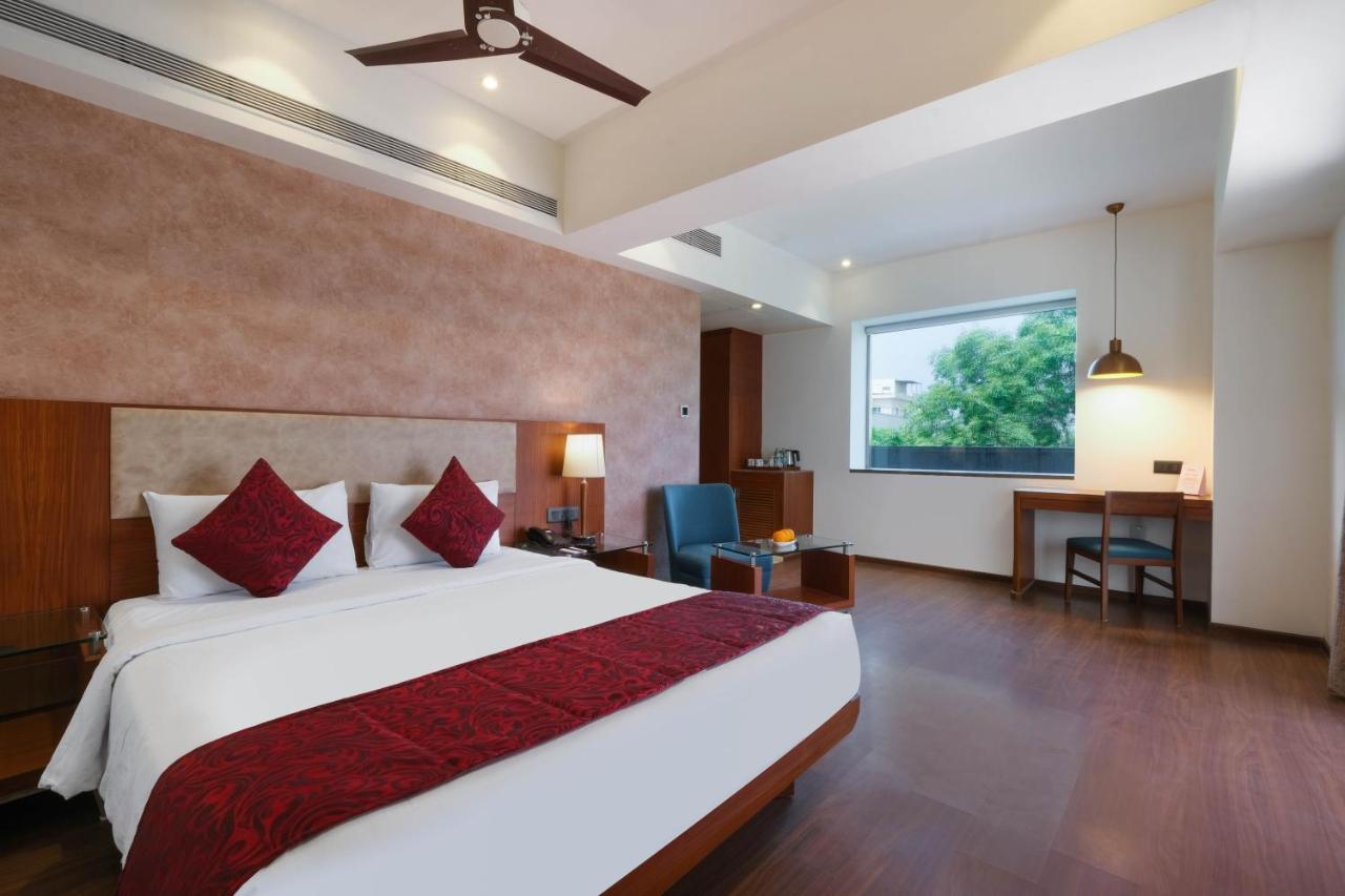 7 Apple Hotel - Viman Nagar Pune Bagian luar foto